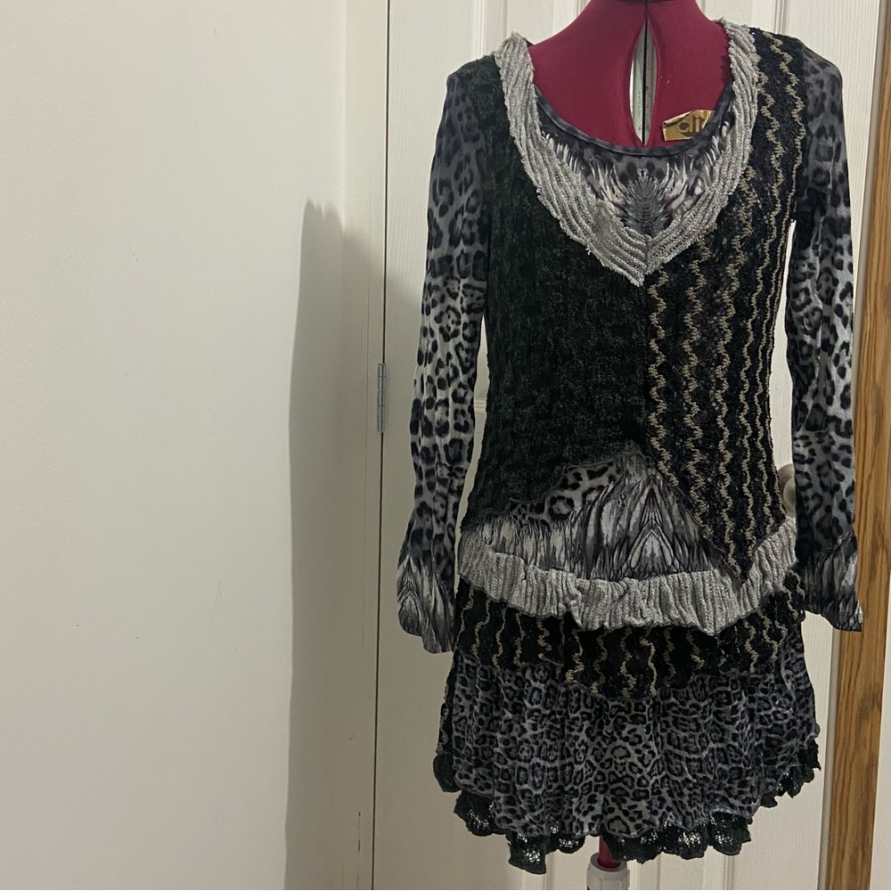 ESHA Design women lace and sequins lace long sleeves frilled top. Size S. Used.